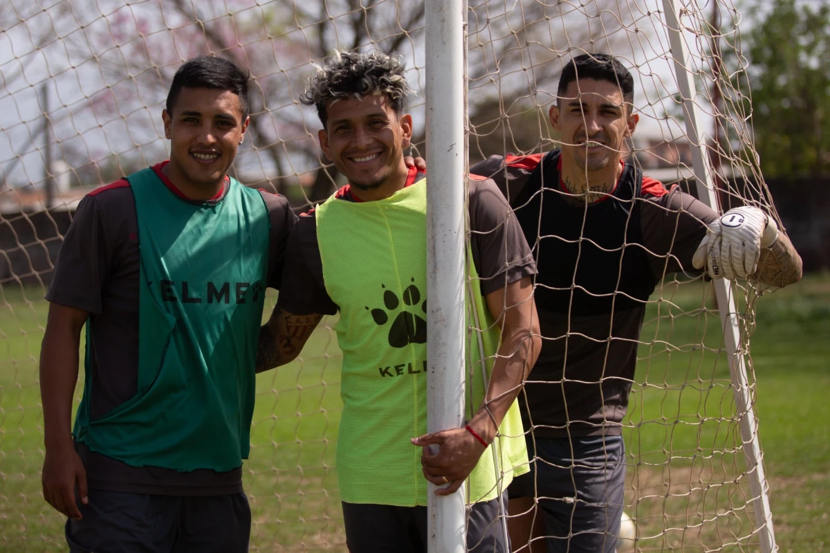 FELICES. Leonardo Monje, Lucas Diarte y Pablo Hernández sonríen durante la práctica.