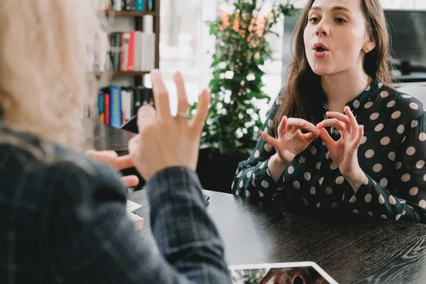 Aprendé a comunicarte de manera inclusiva con este taller de lengua de señas