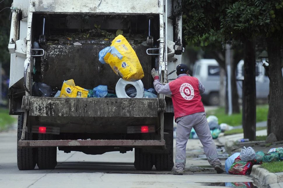 A LICITACIÓN. La empresa Transportes 9 de Julio realiza la recolección de basura en la Capital desde 1991; el contrato está vencido y rige hasta febrero. 