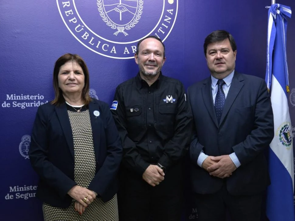 FOTO PROTOCOLAR. Patricia Bulrrich, Gustavo Villatoro y Eugenio Agüero Gamboa después de reunirse.