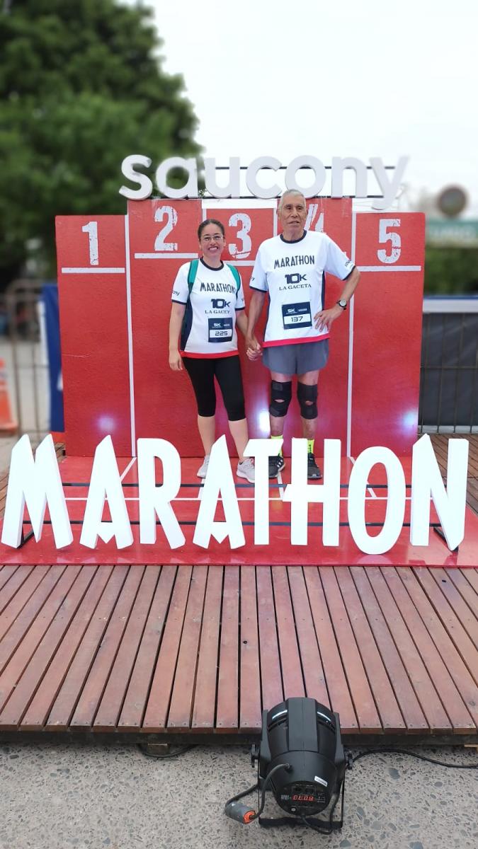 EN LA PRIMERA. Gabriela y su papá en la edición de la carrera LA GACETA de 2023.