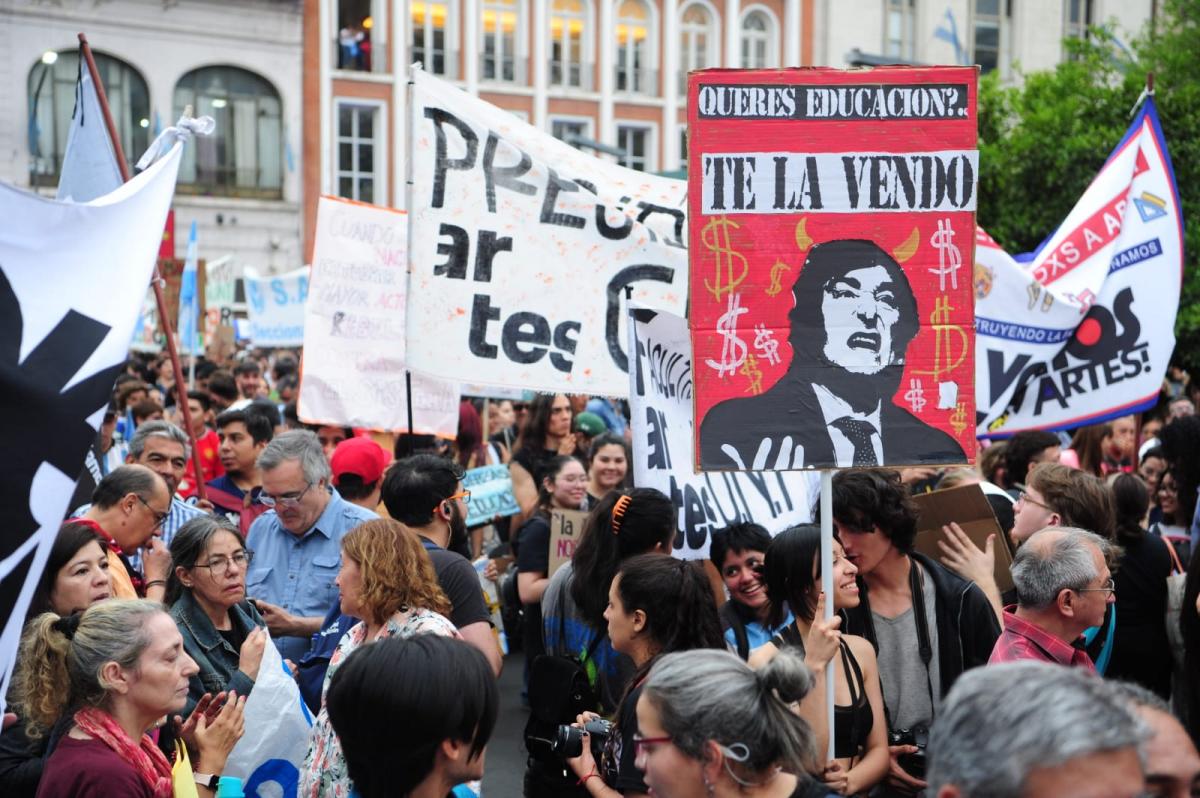 CARTELES CON RECLAMOS. La Marcha Federal Universitaria logró una convocatoria multitudinaria. / LA GACETA, DIEGO ARÁOZ.