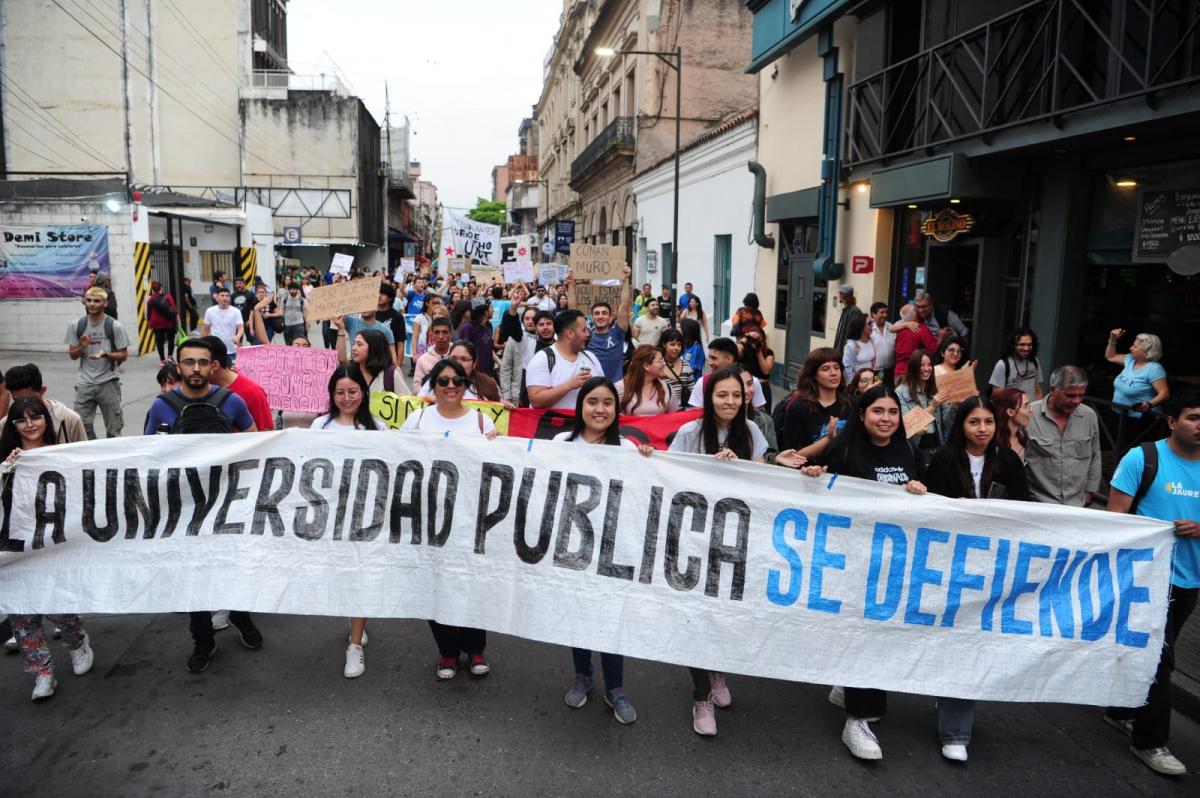 MANIFESTACIÓN. Otra de las consignas que se vieron durante la marcha. / LA GACETA, DIEGO ARÁOZ.