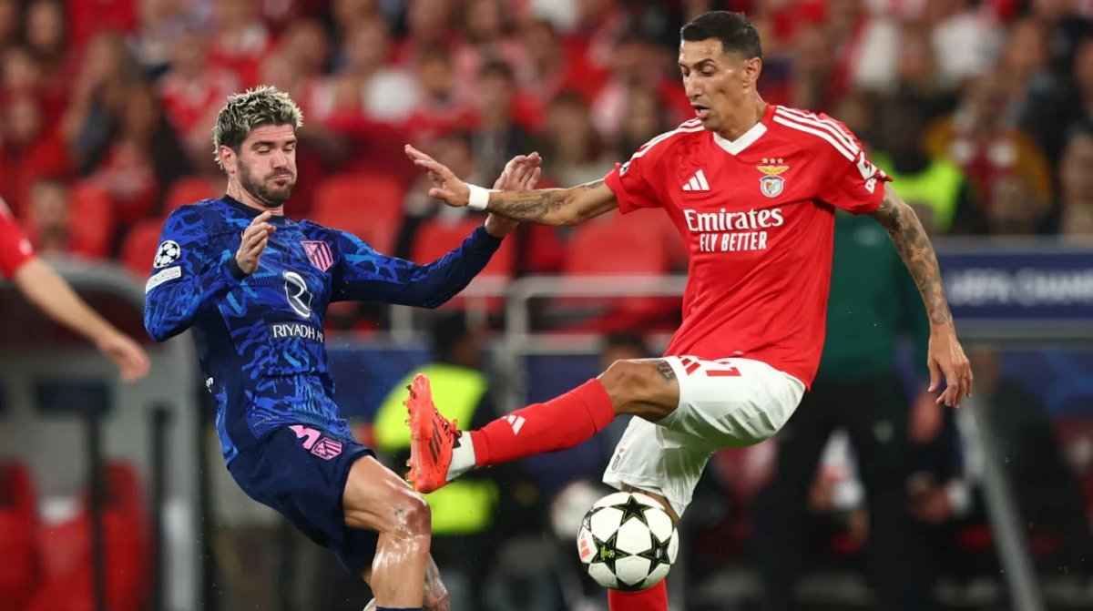 MOMENTO DIVERTIDO. De Paul le hizo una broma a Di María en el partido entre Benfica y Atlético de Madrid por Champions League.