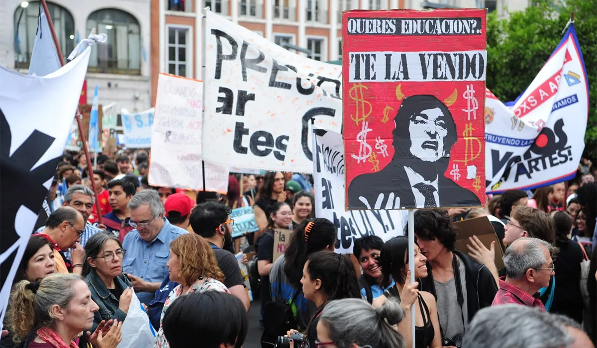 RECHAZO. Miles de tucumanos salieron ayer a las calles a decirle No al anunciado veto de Milei.