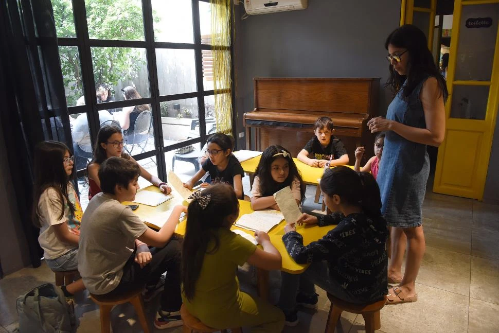 SÁBADOS. Una vez a la semana, desde las 11, los niños del club de Libro de Oro se reúnen a leer y a escribir.