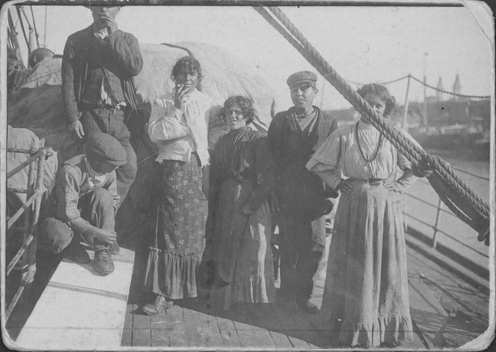 RECIÉN LLEGADOS. Un grupo de gitanos posa antes de bajar del barco.