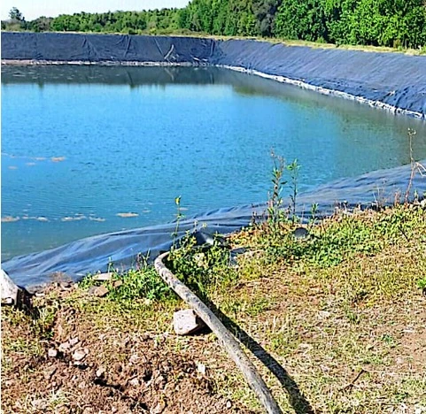 PRUEBA FOTOGRÁFICA. Uno de los caños que fueron encontrados en la finca donde se había construido la laguna para almacenar el agua.