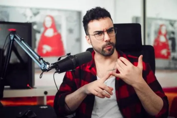 El creador de contenido Nekodificador invita a construir un perfil profesional polifacético