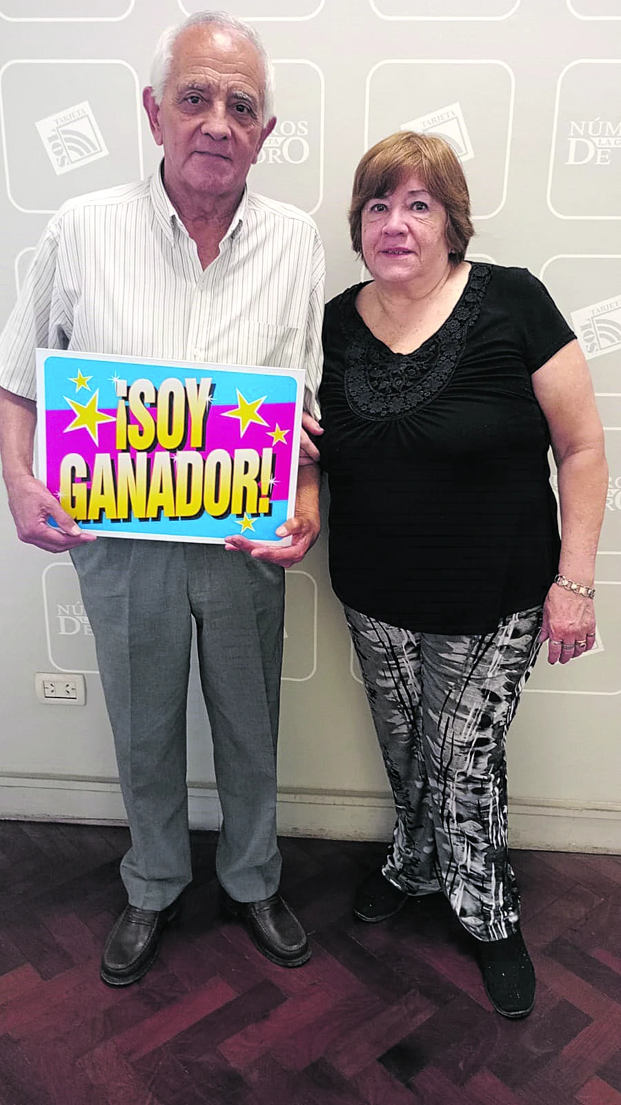 PAREJA GANADORA. Carlos sostiene el cartel junto su esposa Antonia.