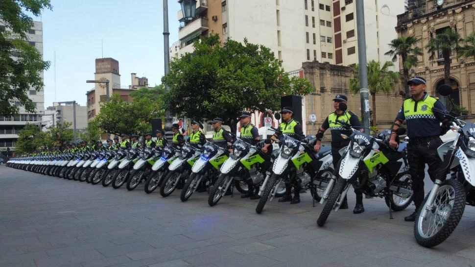 El Gobierno entregó 100 motos nuevas a la Policía