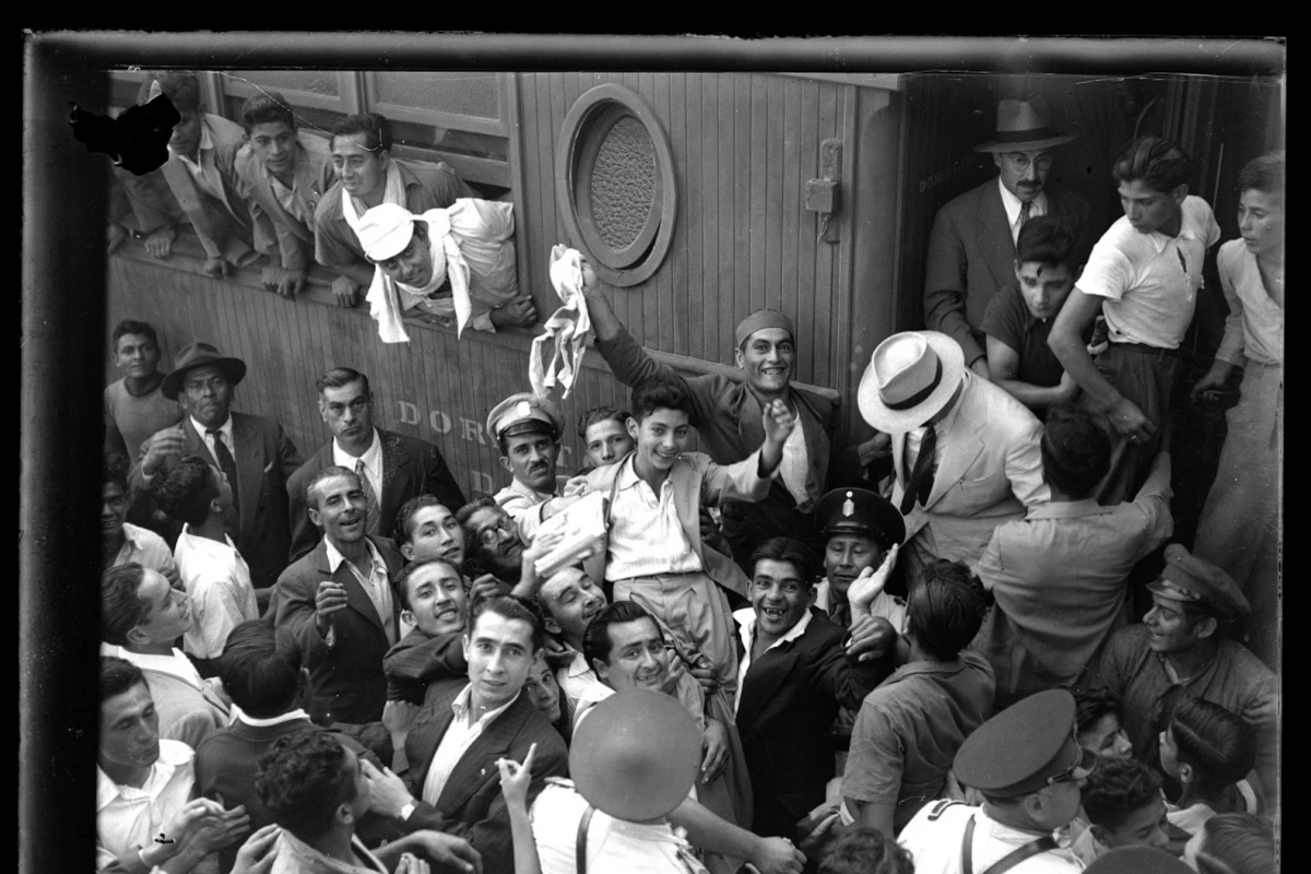 EL PUÑO IZQUIERDO EN ALTO. Llevado en andas, Juan Carlos Carol celebra junto a los tucumanos que recibieron al plantel en la vieja estación de El Bajo.