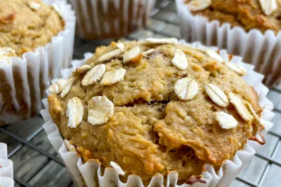 Muffins de banana, avena y nuez: receta sin gluten y sin azúcar para un desayuno saludable