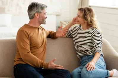 Una terapeuta explica cuáles son las green flags o banderas verdes de una relación sana