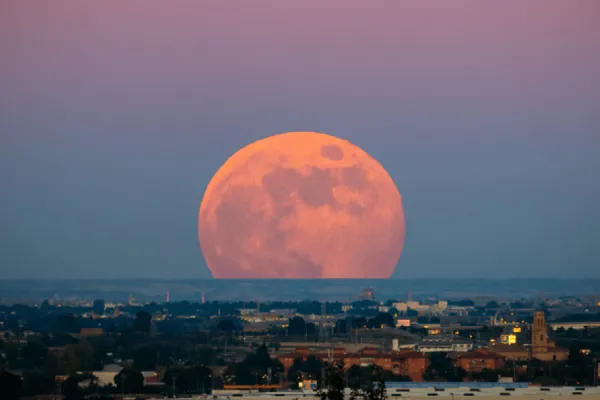 ¿Por qué en algunos momentos la luna parece tan grande?