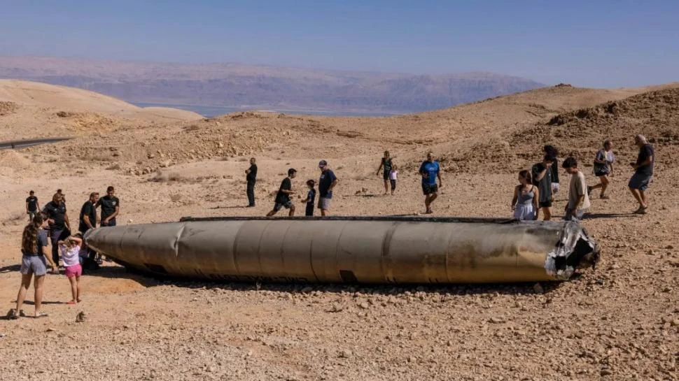 LO QUE QUEDÓ. Restos de un misil lanzado por Irán, en el desierto de Negev, en territorio israelí. 