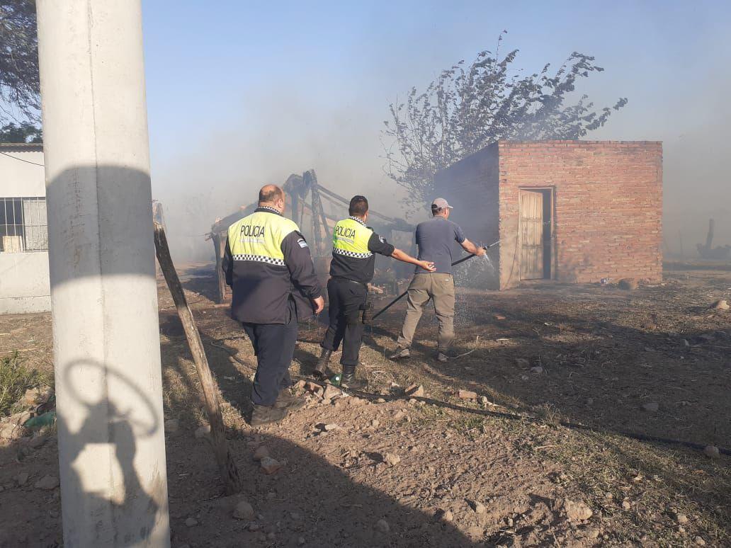 Incendio en Ranchillos: policías rescataron a tres personas y controlaron el fuego