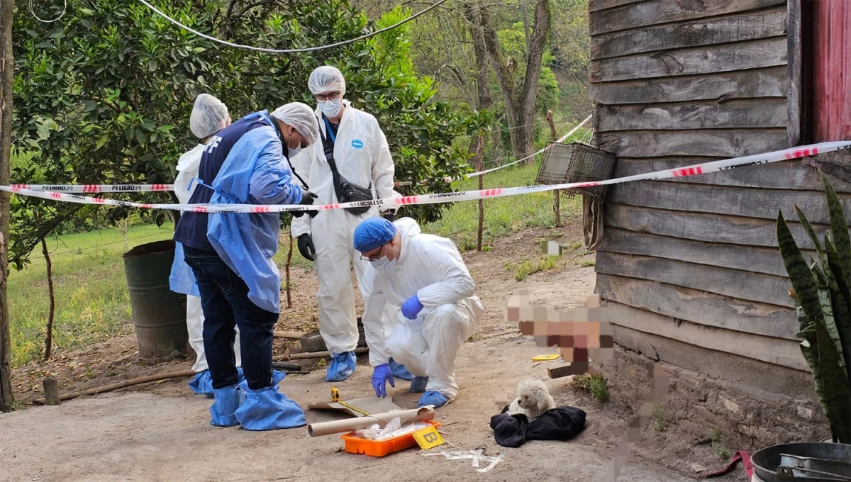 PISTAS. Los investigadores recogieron algunos elementos dentro del predio en donde habría ocurrido el femicidio. 