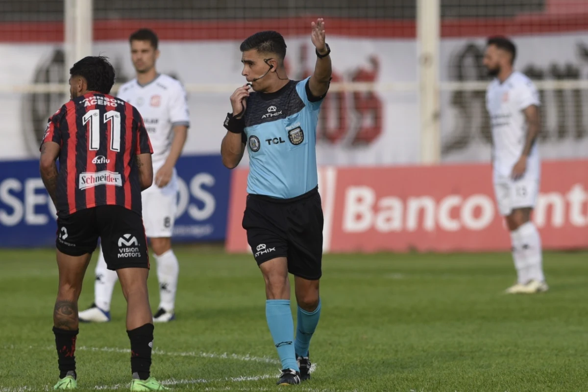 El árbitro Gastón Monzón Brizuela amonestó a tres jugadores de San Martín en siete minutos de juego.