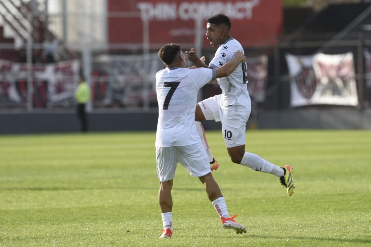 FESTEJO. Caco García grita su gol y es felicitado por Lautaro Fedele. El Santo está a un paso de la gloria.