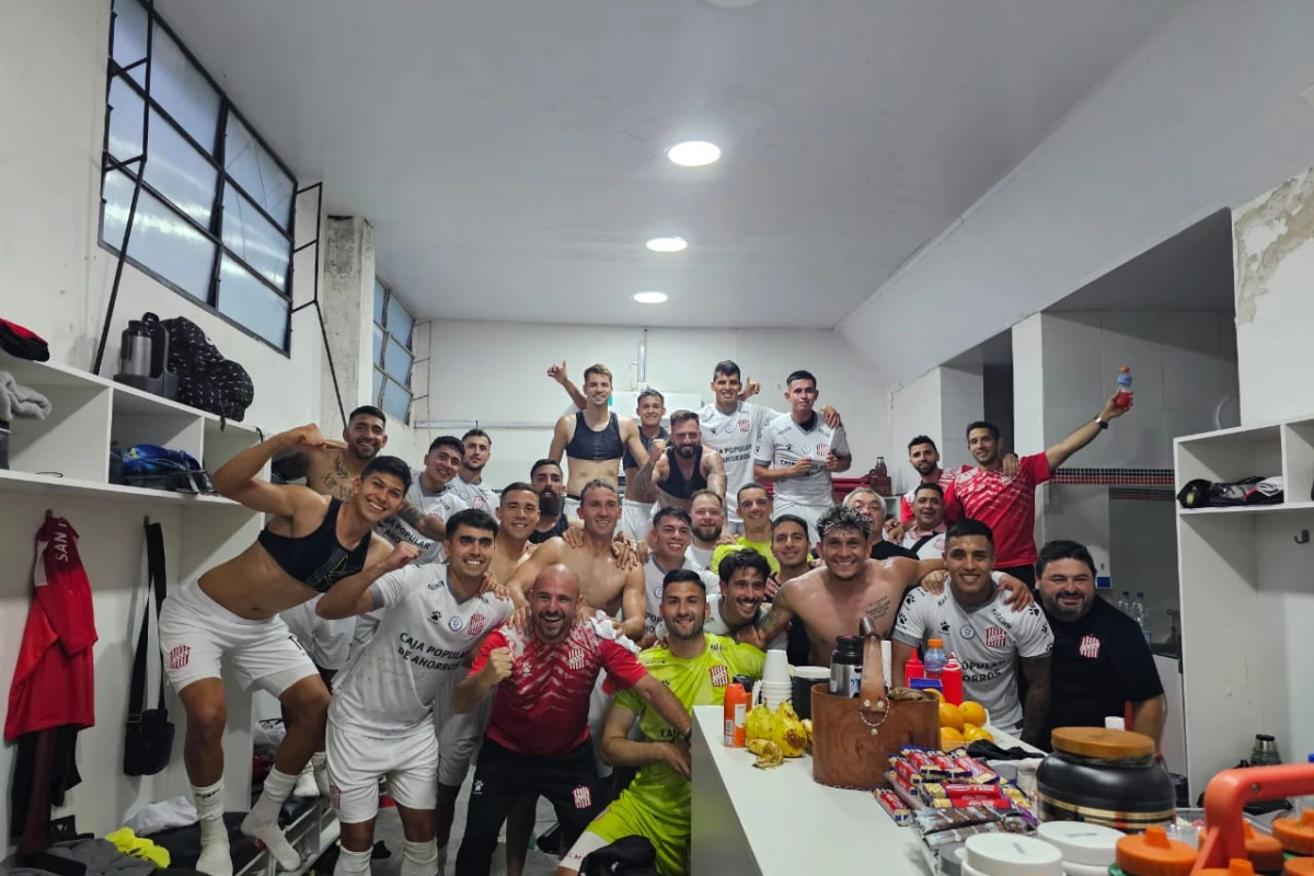 EUFORIA ABSOLUTA. El plantel santo celebró con todo el pase a la final por el primer ascenso.