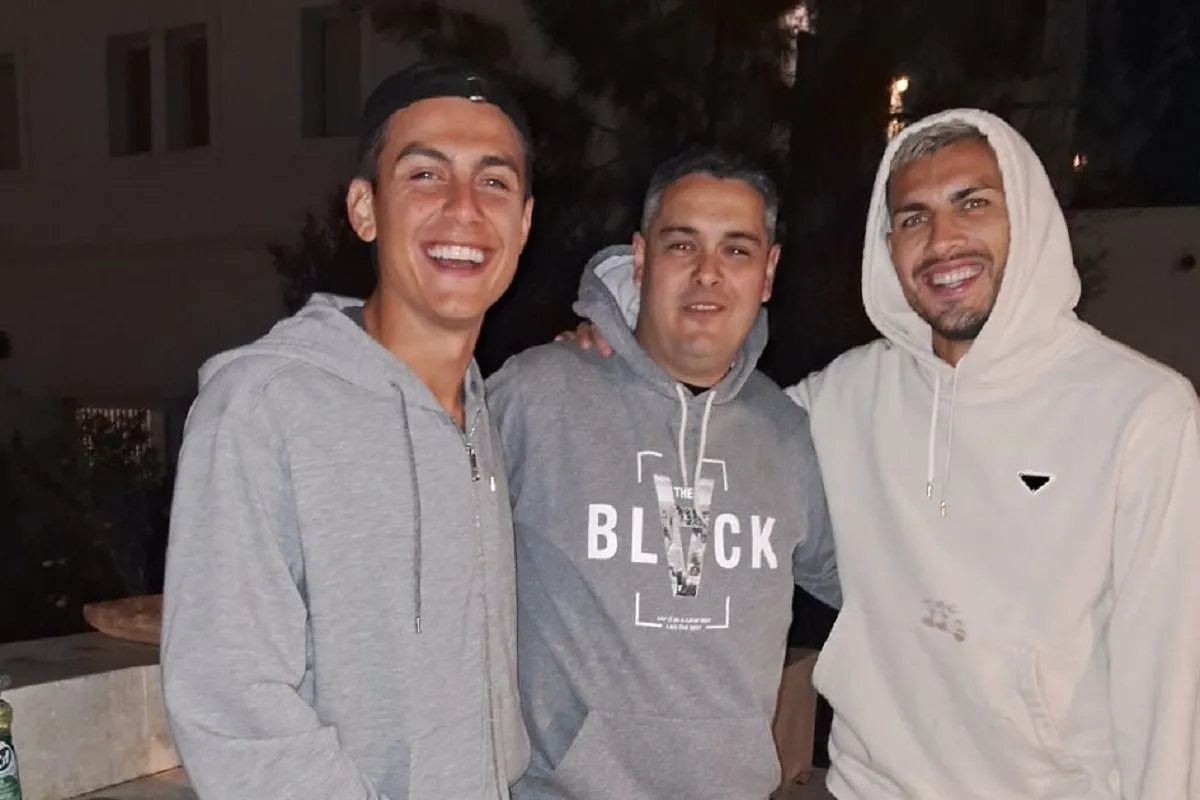 FELIZ Y DISTENDIDO. El tucumano Luis Alberto Rojas posa junto a Paulo Dybala y Leandro Paredes.