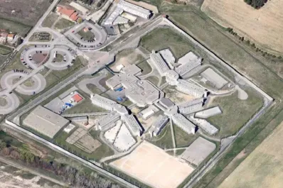 Francia: un adolescente recibió 50 puñaladas y luego fue quemado vivo