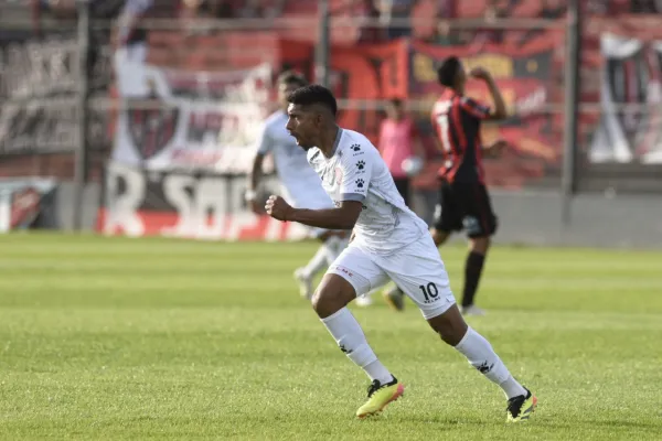 Video: reviví el golazo de “Caco” García para abrir el marcador en favor de San Martín de Tucumán