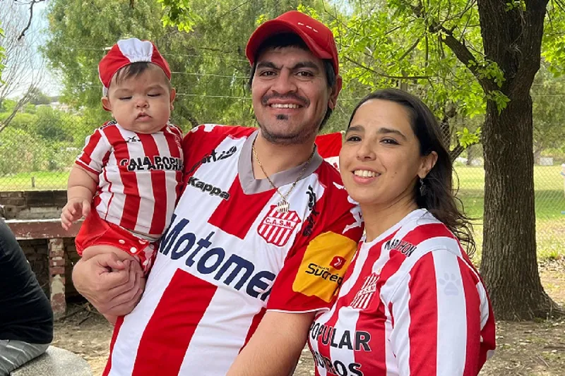 FELICES. Ignacio Contreras posa junto a su esposa Florencia Ale Ali y el pequeño Bernabé.