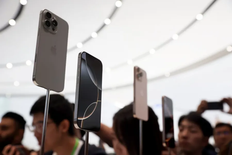 El nuevo iPhone 16 se exhibe durante el anuncio de nuevos productos en la sede de Apple el lunes 9 de septiembre de 2024, en Cupertino, California. (Foto AP/Juliana Yamada)