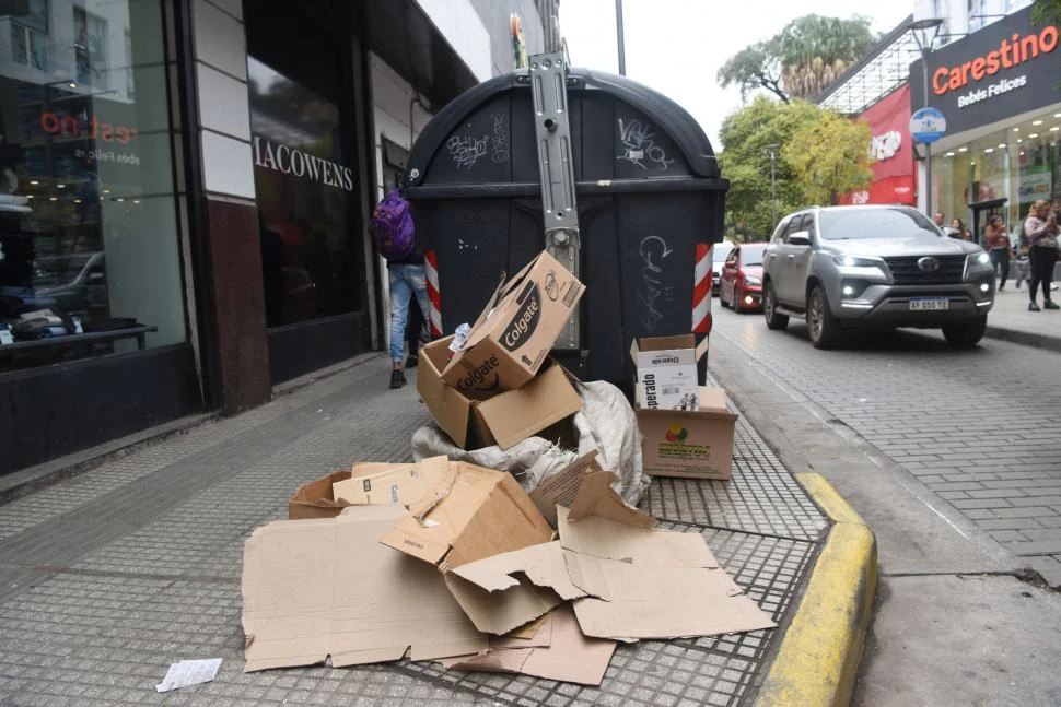 CONTENEDORES COLMADOS. El municipio pide a los vecinos que se respeten los horarios de recolección. archivo