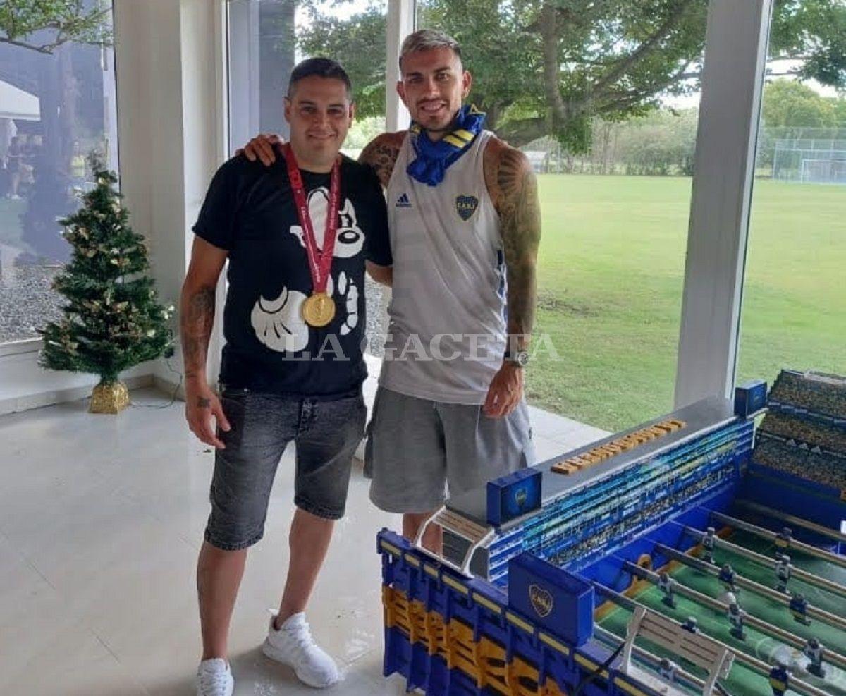 CON LA MEDALLA DEL CAMPEÓN. Leandro Paredes le prestó la presea a Luis Alberto Rojas.