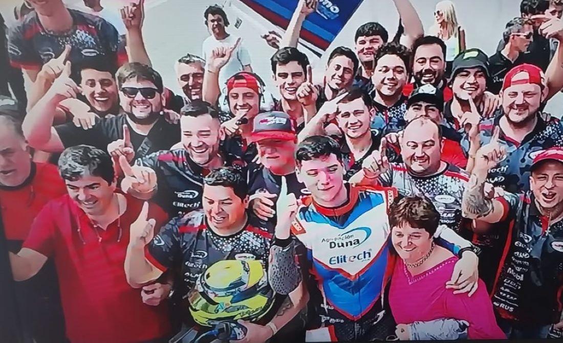 CONSAGRACIÓN. Martínez festeja la victoria de la carrera; luego se consagraría campeón por la descalificación de su rival directo en la lucha por el título. FOTO CAPTURA