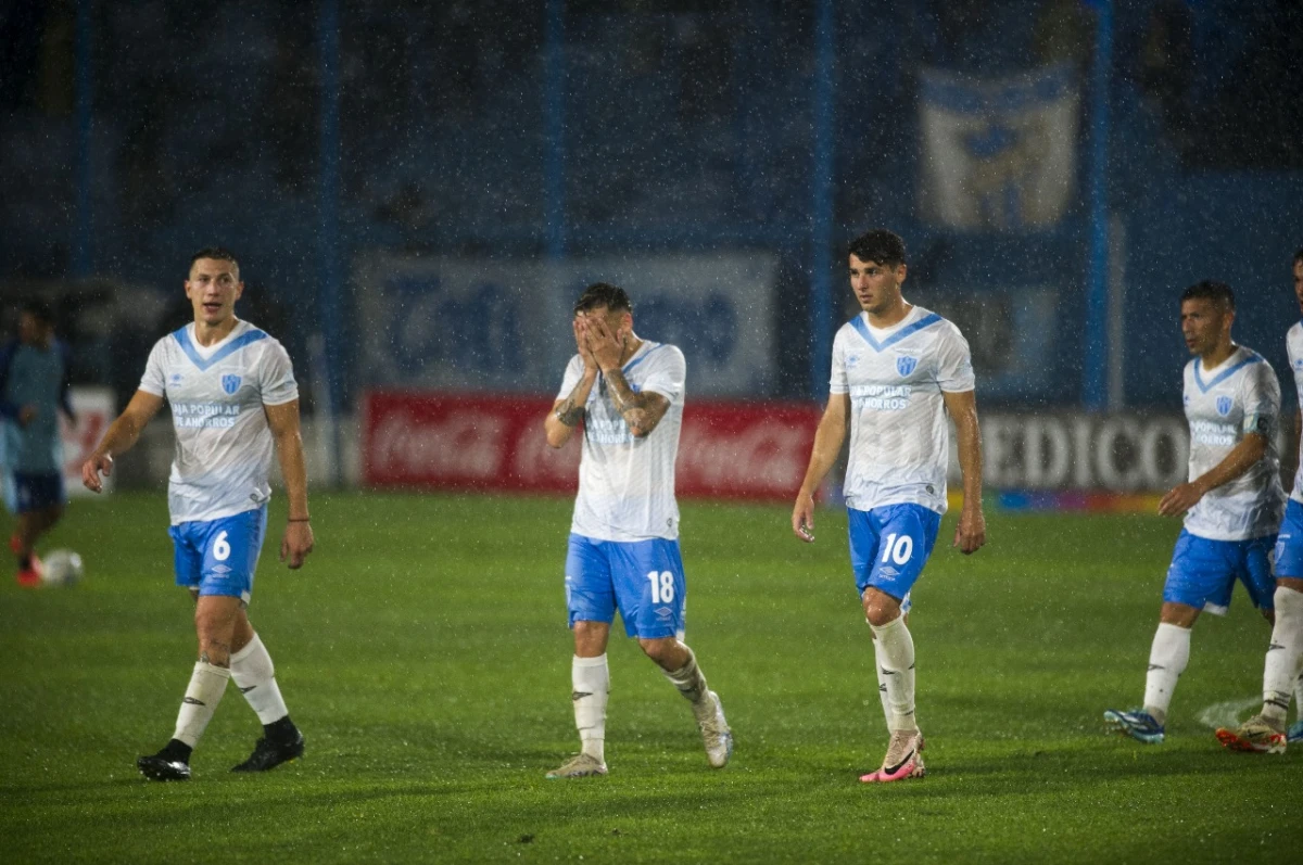 NO LO PUEDEN CREER. En la última jugada del primer tiempo, Matías Orihuela marcó el 1-1 en contra. Los rostros de los futbolistas lo dicen todo. FOTO: DIEGO ARAOZ - LA GACETA