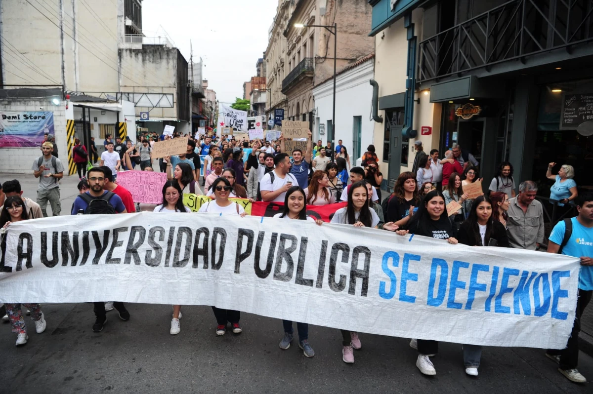 SEGUNDA MARCHA. Registro de la manifestación desarrollada en Tucumán en defensa de la educación pública universitaria. / ARCHIVO LA GACETA.