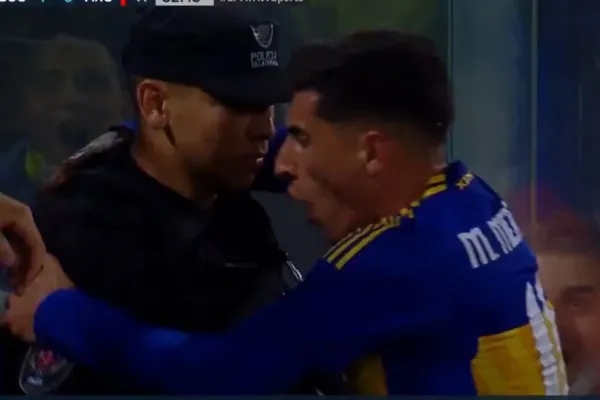 Abrazó a un Policía y Zenón le sacó la gorra: la extraña celebración de Miguel Merentiel después del gol de Boca