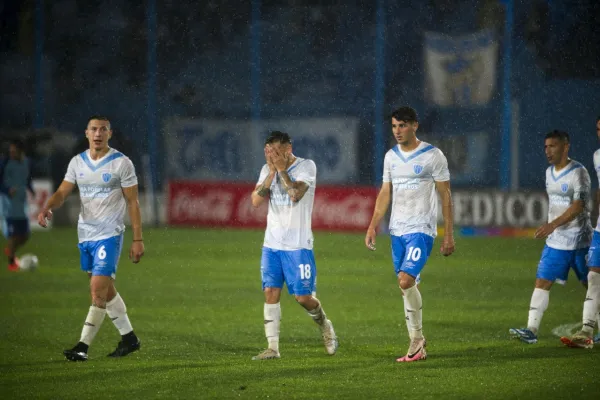 Los errores propios alejan a Atlético Tucumán de su sueño copero