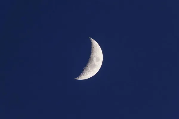 El ritual de la llave y la luna creciente para atraer la riqueza a tu vida profesional