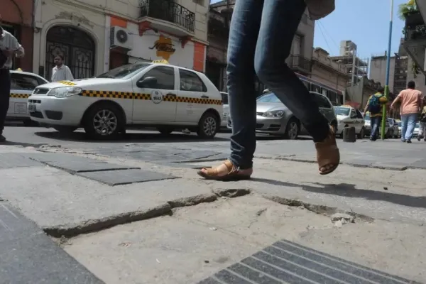 Video: el mal estado de las veredas en el microcentro tucumano, un peligro para los peatones