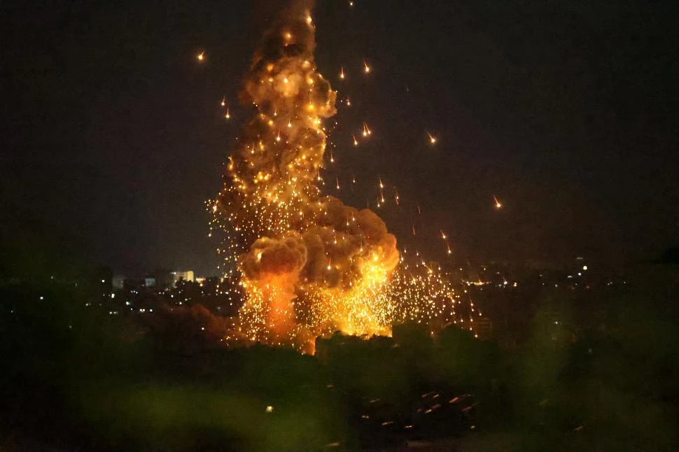 FUEGO. Arden barrios al sur de la capital libanesa, tras un ataque aéreo.