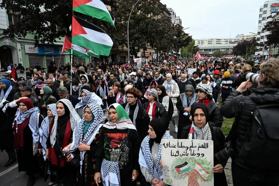 EN BERLÍN. Cientos de personas recorrieron el distrito Kreuzberg, para pedir “el fin del genocidio en Gaza”.