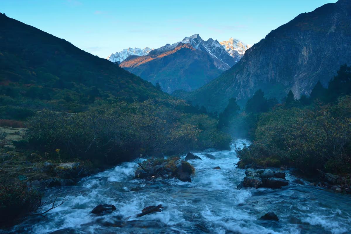 La erosión del río Arun provoca la pérdida de densidad de la corteza terrestre, lo que impulsa al Monte cada vez más. 