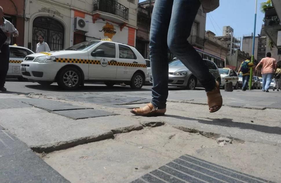 Video: el mal estado de las veredas en el microcentro tucumano, un peligro para los peatones