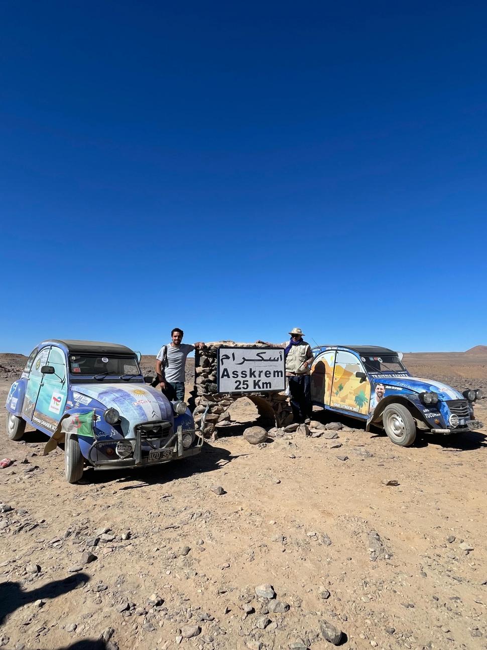 POSTAL. José y Agustín, con los dos Citröen 3CV en Assekrem, en Argelia, durante la travesía que incluyó cruzar el desierto del Sahara.