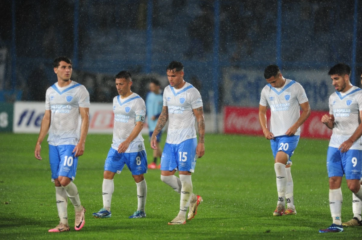 ELOCUENTE. Franco Nicola (10) con la mirada perdida, Guillermo Acosta (8), Néstor Breitenbruch (15) y Nicolás Romero (20) dejaron la cancha mirando el suelo. Foto: Diego Aráoz - LA GACETA