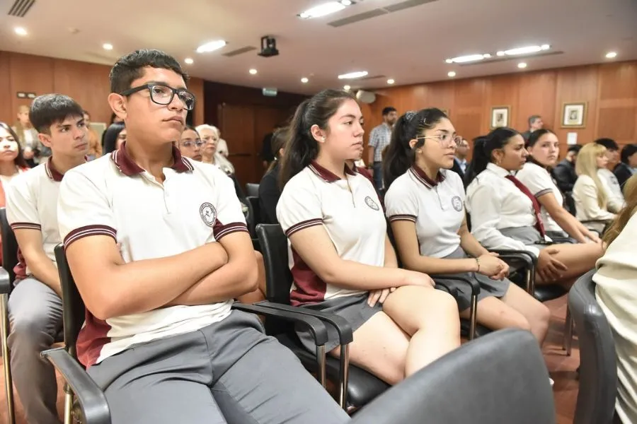 EN LA LEGISLATURA. El día 4 de octubre, los adolescentes y jóvenes participantes del Ideathon plantearon sus propuestas. / LEGISLATURA