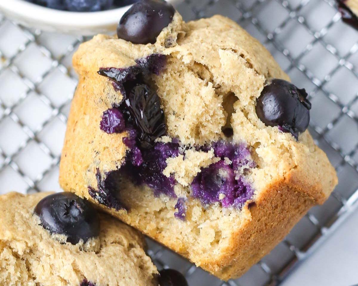 ¿Cómo preparar los muffins de avena y arándanos?