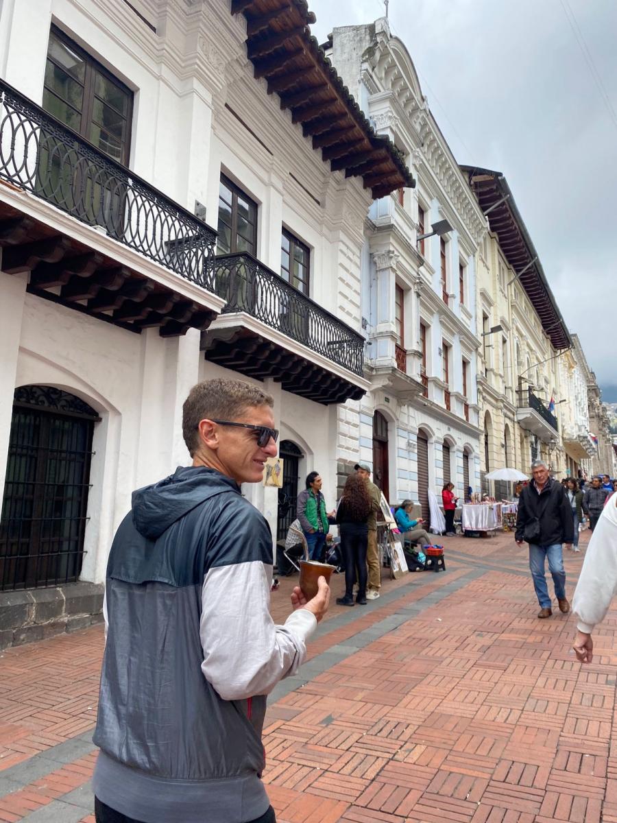 COMPAÑERO IDEAL. Solís recorre las calles de Ecuador, con el kit matero.