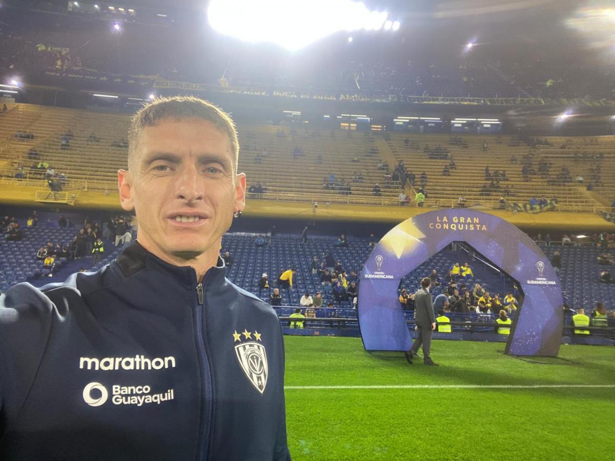 EN LA BOMBONERA. Damián Solís se tomó una fotografía en la previa al duelo contra Boca Juniors, por la Copa Sudamericana.