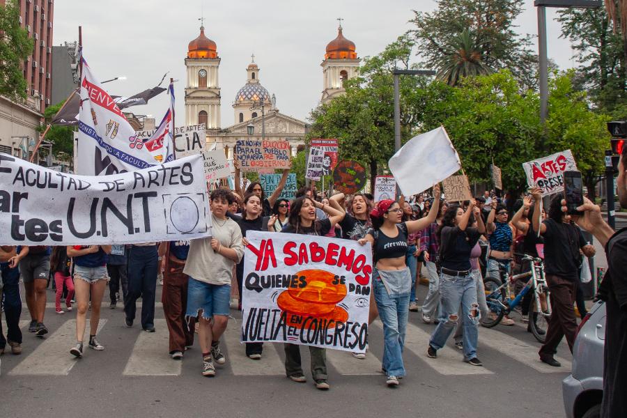 EN LA MARCHA UNIVERSITARIA. El cartel de los panqueques lideró la marcha por en contra del veto de Milei. / ROCIO CORTEZ.